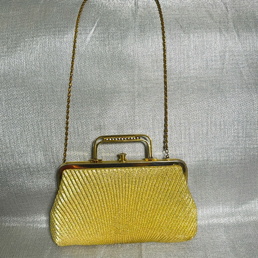 BEAUTIFUL GOLD HANDHELD PURSE.